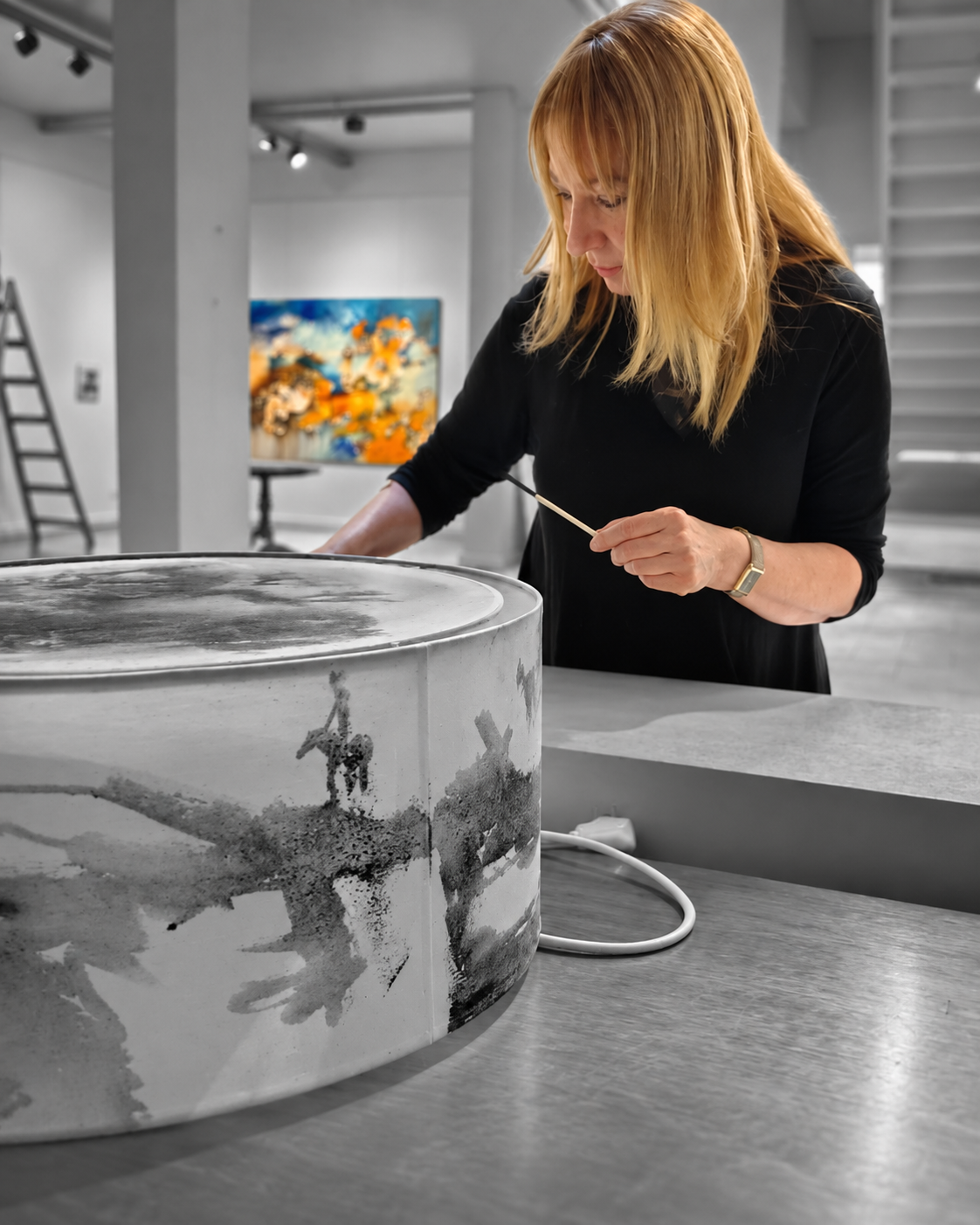 Helena Distéfano trabajando sobre una obra circular